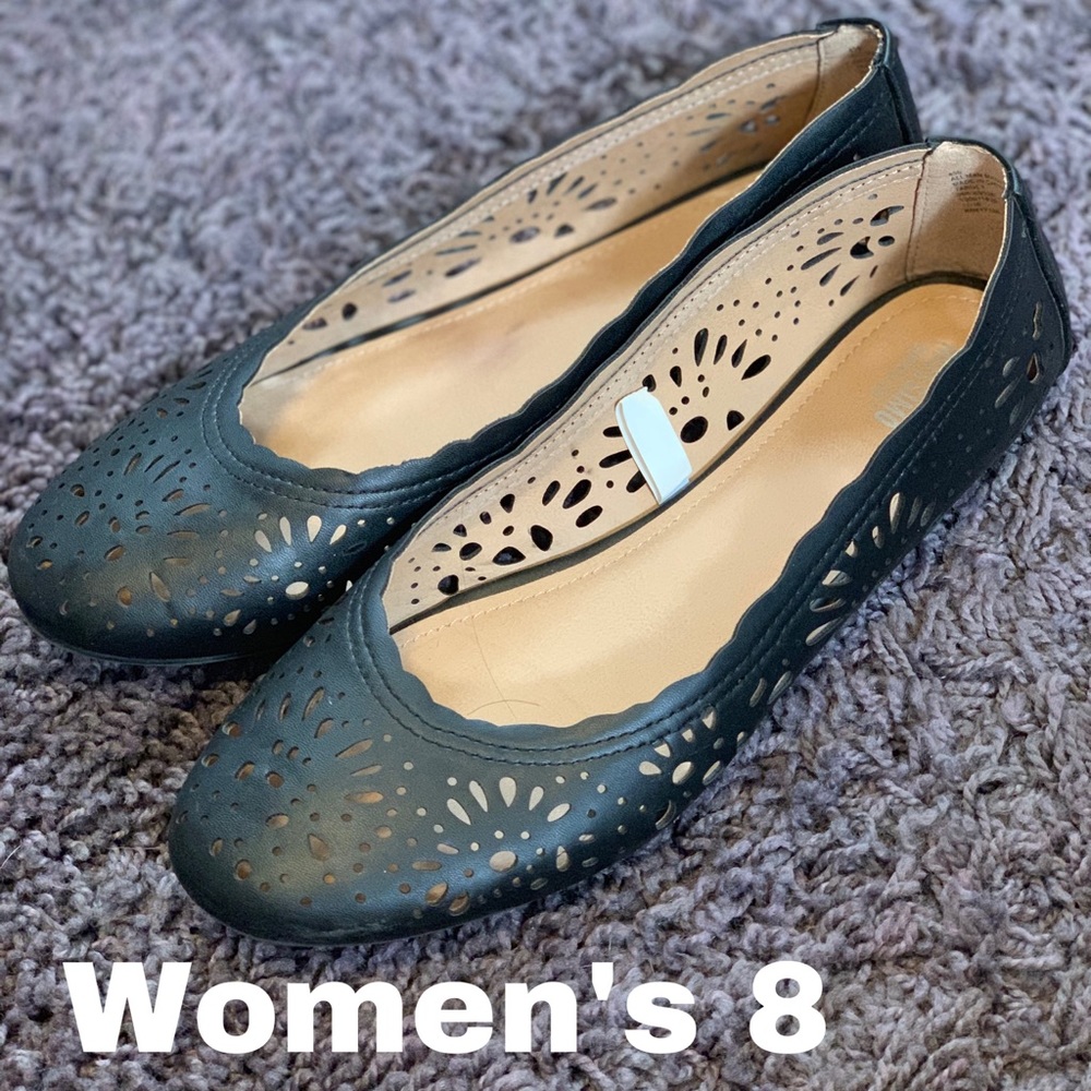 Black flat dress shoes